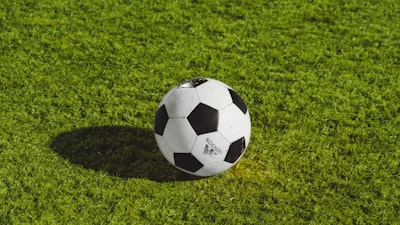 英超联赛焦点战曼城对阵利物浦的实时直播画面，球场座无虚席